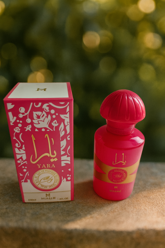 Yara – švelniai saldus, moteriškas ir jaukus aromatas, kuriame dera kreminės vanilės, sultingų vaisių ir minkštų gėlių natos